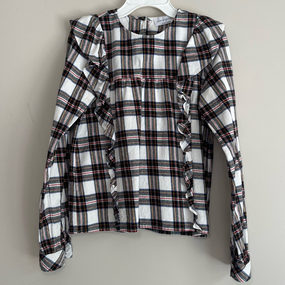 Fitted long sleeve plaid flannel!